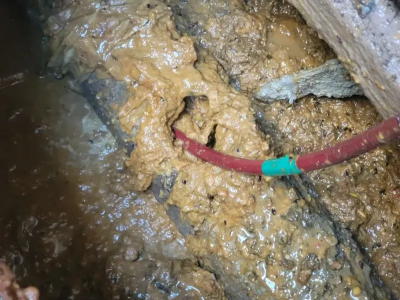 천안 동남구 배관 바닥에 쌓인 슬러지