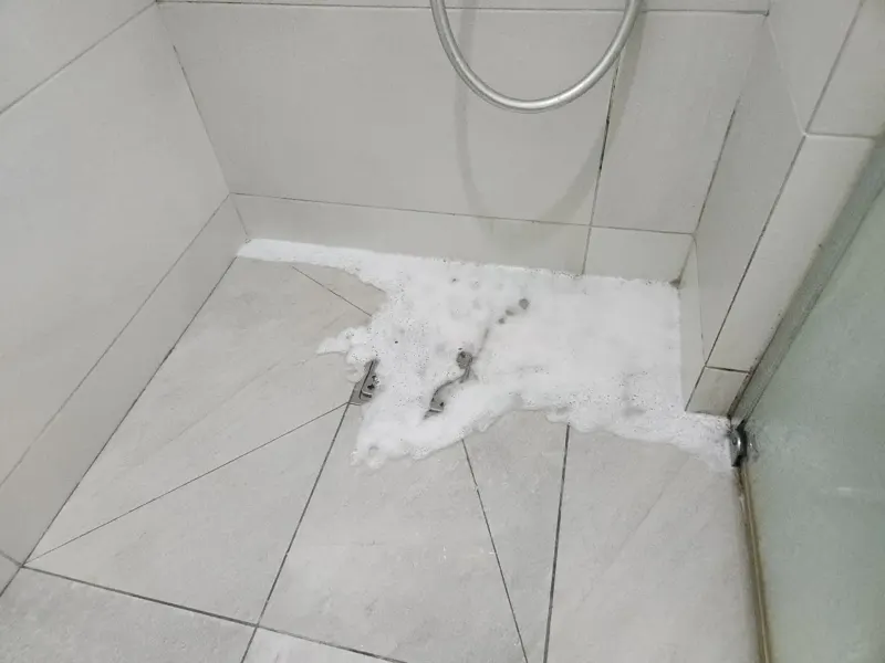 천안 동남구 배수구에서 거품 섞인 물이 올라온 샤워실 바닥