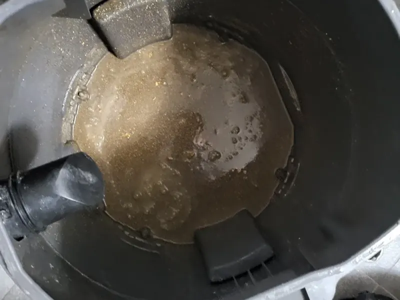 천안 동남구 석션 장비 통에 빨려 나온 오수와 찌꺼기